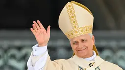 Paus Leo XIV memimpin saat doa Regina Caeli setelah Misa Kudus untuk Awal Masa Kepausannya, di Lapangan Santo Petrus, Vatikan pada Minggu 18 Mei 2025. (Alberto PIZZOLI/AFP)