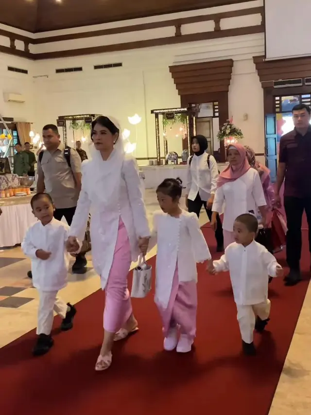 Penampilan Kompak Iriana Jokowi, Kahiyang Ayu, dan Selvi Ananda di Acara Akikah Bebingah, Putri Kaesang dan Erina Gudono