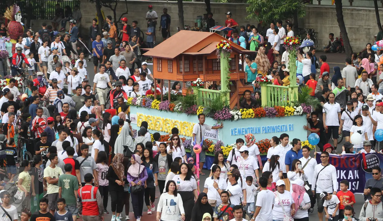 Peserta saat mengikuti pawai Tomohon International Flower Festival di  kawasan MH Thamrin, Jakarta, (29/5/2016). Pawai tersebut merupakan peluncuran promosi wisata dari event Tomohon International Flower Festifal (TIFF). (Liputan6.com/Herman Zakharia)