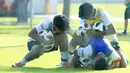 Tiga orang pemain berebut bola saat sesi latihan di Lapangan A Senayan, Jakarta, Kamis (20/7/2023). Sebanyak 34 pemain mengikuti seleksi skuad Piala Dunia U-17 2023 di Indonesia. (Bola.com/M Iqbal Ichsan)