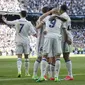Sejumlah pemain Real Madrid merayakan kemenangan atas Alaves. Dengan kemenangan ini, Los Blancos kukuh di puncak klasemen sementara dengan 68 poin. (EPA/Ballesteros)