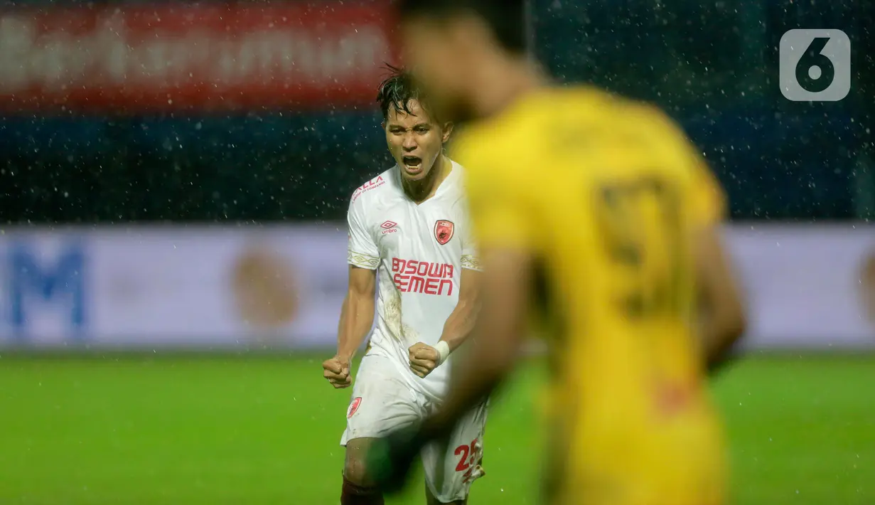 Ekspresi pemain PSM Makassar, Abdul Rahman, setelah berhasil mencetak gol saat adu penalti melawan PSIS Semarang dalam laga Perempat final Piala Menpora 2021 di Stadion Kanjuruhan, Malang, Jumat (9/4/2021). PSIS vs PSM berakhir dengan skor 2-4 via adu tendangan penalti. (Bola.com/Arief Bagus)