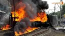 Kereta api terbakar usai menabrak mobil tangki berisi BBM di perlintasan kereta api Bintaro, Senin (9/1/2013). Menurut warga sekitar, perlintasan tersebut menjadi angker karena pada tahun 1987 pernah terjadi tabrakan antar kereta. (Liputan6.com)