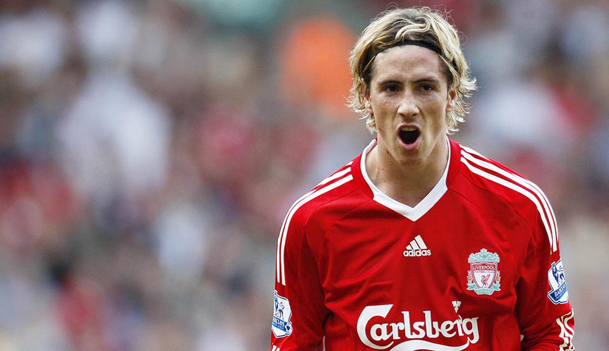 Fernando Torres, didatangkan dari Atletico Madrid, dirinya berhasil tampil ganas bersama lini depan The Reds. Dirinya berhasil membawa The Reds mengalahkan MU dan juga Chelsea. (AFP Photo/Paul Ellis)