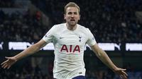 Pada menit ke-59 Tottenham Hotspur kembali unggul 2-1. Memanfaatkan serangan balik, Harry Kane dengan mudah menaklukkan Ederson Moraes usai memanfaatkan umpan matang Son Heung-min. (AP/Jon Super)