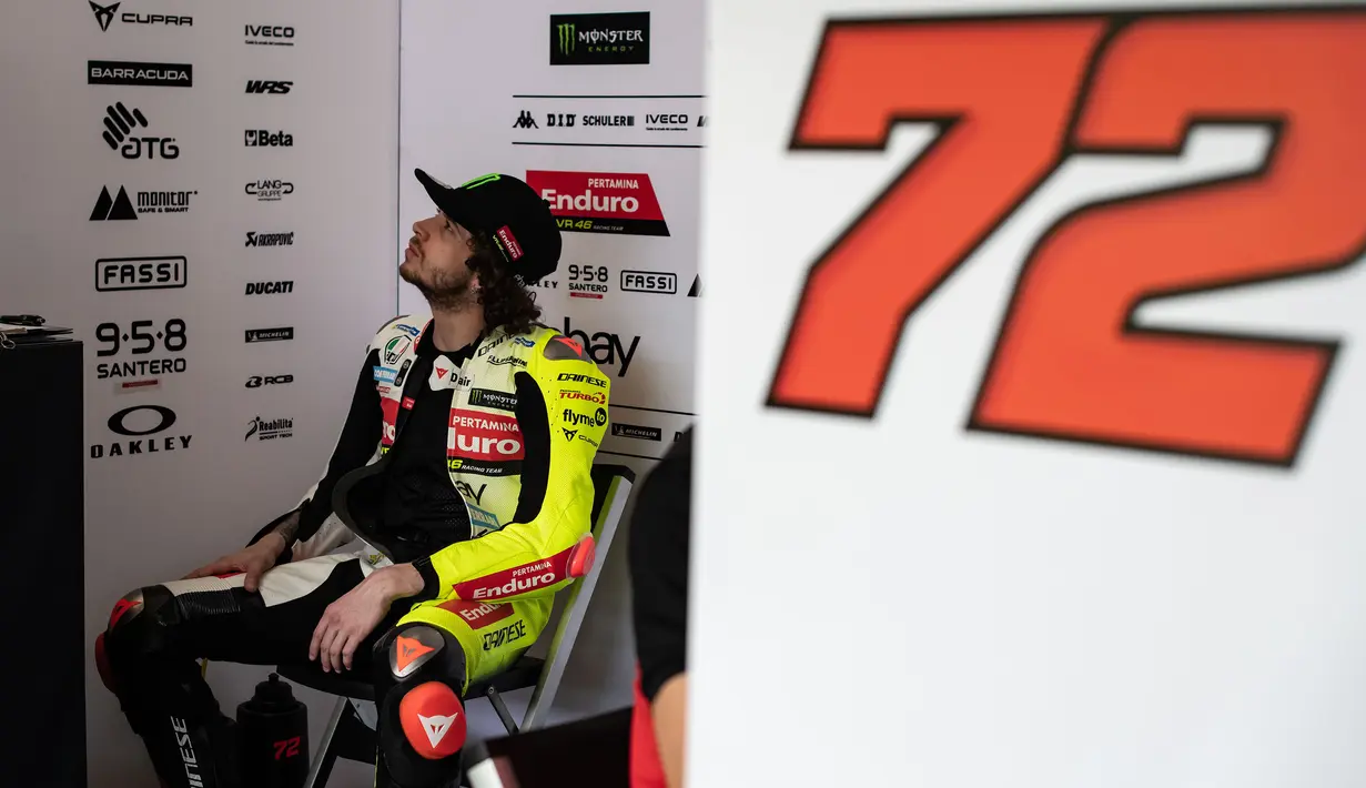 Pebalap Pertamina Enduro VR46, Marco Bezzecchi, menunggu giliran menjalani tes pramusim MotoGP 2024 di Sirkuit Internasional Lusail, Doha, Qatar, Selasa (20/2/2024) waktu setempat.  (Dok. Tim Balap Pertamina Enduro VR46)