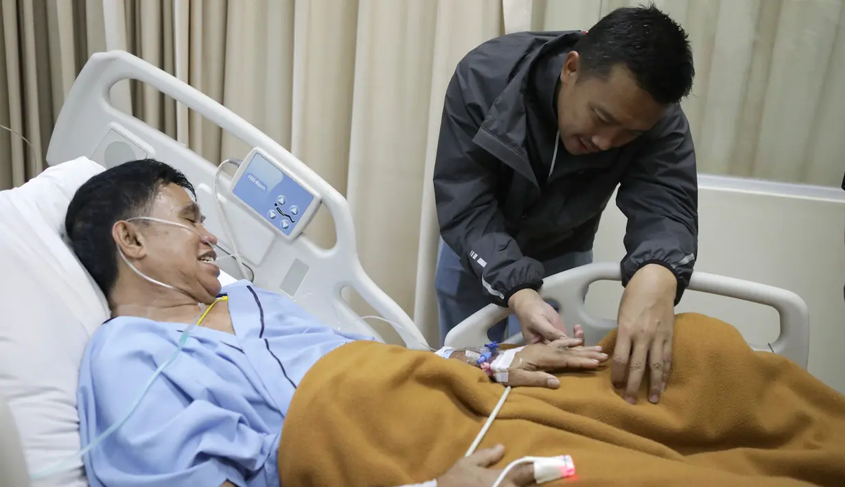 Menpora, Imam Nahrawi berbincang dengan mantan Petinju legendaris Indonesia, Ellyas Pical saat menjenguk di RS Harapan kita, Jakarta, Sabtu (18/2). (Dok. Humas Kemenpora)