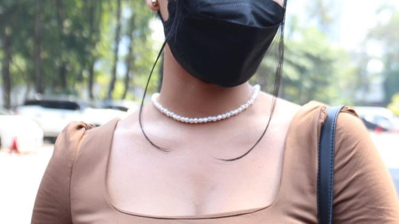 Dia didampingi dua orang saudara dan temannya.