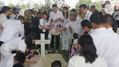 Keluarga besar menaburkan bunga di pusara Chairman dan Founder Grup Ciputra Dr (HC), Almarhum Ir. Ciputra di pemakaman keluarga, Jonggol, Bogor, Kamis (5/12/2019). Ciputra meninggal dunia dalam usia 88 tahun di rumah sakit di Singapura pada 27 November 2019 lalu. (Liputan6.com/Herman Zakharia)