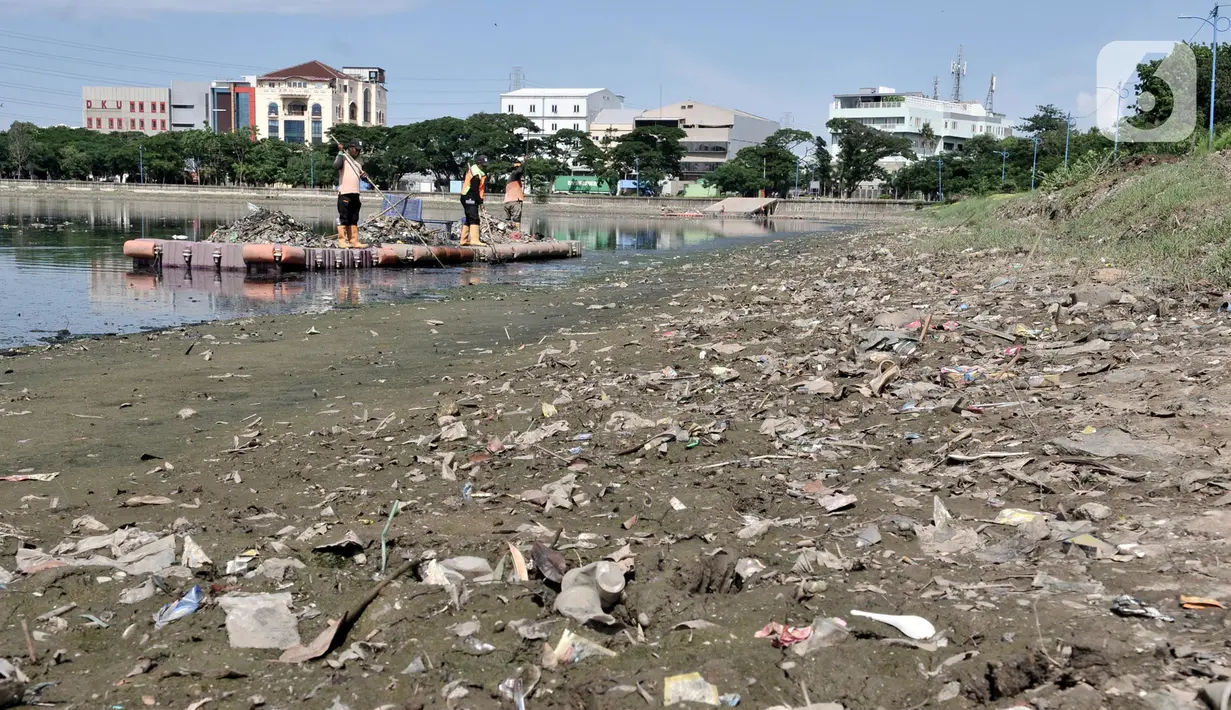 Petugas UPK Badan Air Dinas Lingkungan Hidup Provinsi DKI Jakarta membersihkan sampah di Danau Cincin, Papanggo, Jakarta Utara, Selasa (28/1/2020). Pembersihan sampah yang berasal dari pemukiman sekitar tersebut rutin dilakukan guna menjaga danau tetap bersih dan nyaman. (merdeka.com/Iqbal Nugroho)