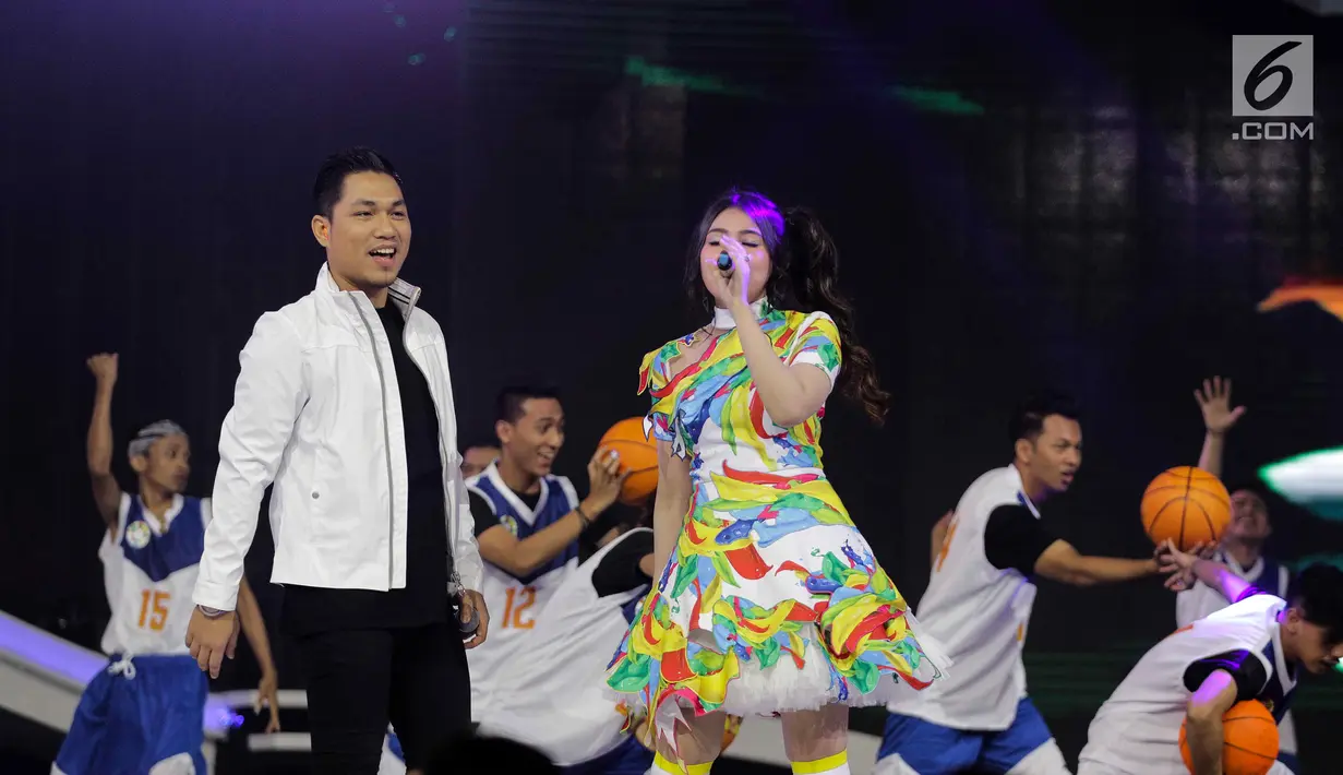 Penyanyi Via Vallen dan Rizal Armada saat tampil bersama dalam Konser Energi Asian Games 2018 di Studio 6 Indosiar, Jakarta, Kamis (8/3). (Liputan6.com/Faizal Fanani)