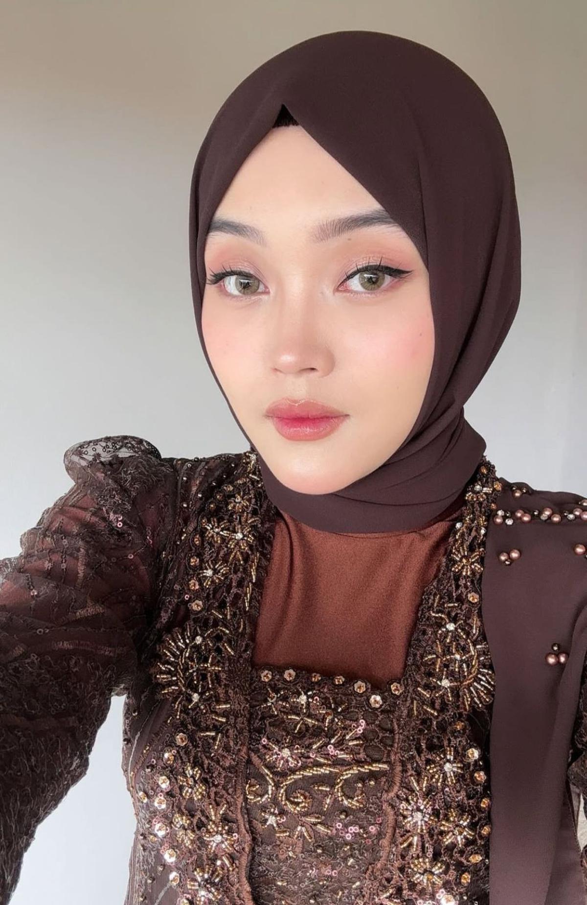 Elegan dalam Kebaya Cokelat, Putri Delina Tampil Memesona di Tasyakuran Mahalini