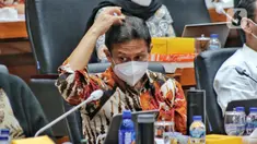 Menteri Kesehatan Budi Gunadi Sadikin rapat kerja dengan Komisi IX DPR di Kompleks Parlemen, Senayan, Jakarta, Selasa (22/11/2022). Rapat tersebut membahas penjelasan tentang implementasi piloting Kelas Rawat Inap Standar (KRIS) dan pembahasan perkembangan kebijakan Kebutuhan Dasar Kesehatan (KDK), khususnya perubahan tarif layanan kesehatan pada Fasilitas Kesehatan Tingkat Pertama (FKTP) dan Fasilitas Kesehatan Rujukan Tingkat Lanjutan (FKRTL). (Liputan6.com/Angga Yuniar)