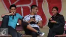 Pesepakbola PBR, Gaston Castano (tengah) berbincang dengan Adinda Pricilla (fisioterapis) saat laga ujicoba dengan Villa 2000 di StadionLebakBulus Jakarta, Sabtu (22/8/2015). PBR unggul 1-0 atas Villa 2000. (Liputan6.com/Helmi Fithriansyah)