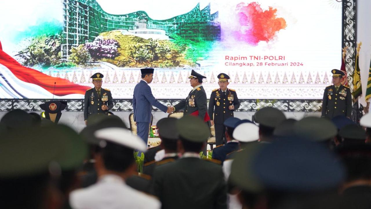 Sementara itu, Anggota Komisi I DPR RI Sturman Panjaitan mempertanyakan kenaikan pangkat tersebut.<br>