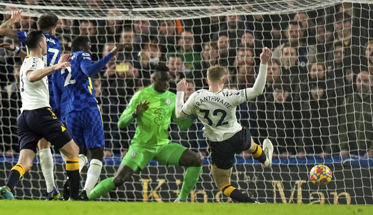 Tak butuh waktu lama bagi Everton untuk menyamakan skor 1-1. Empat menit berselang sambaran bola Jarrad Branthwaite usai menerima umpan tendangan bebas Anthony Gordon mampu menggetarkan jala gawang Edouard Mendy. (AP/Alastair Grant)