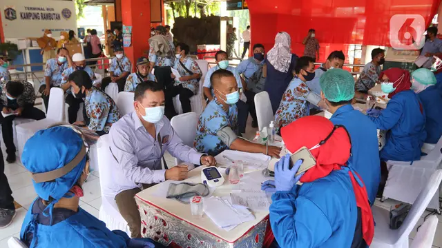 Pelaku Jasa Transportasi Jalani Vaksinasi COVID-19 di Terminal Kampung Rambutan