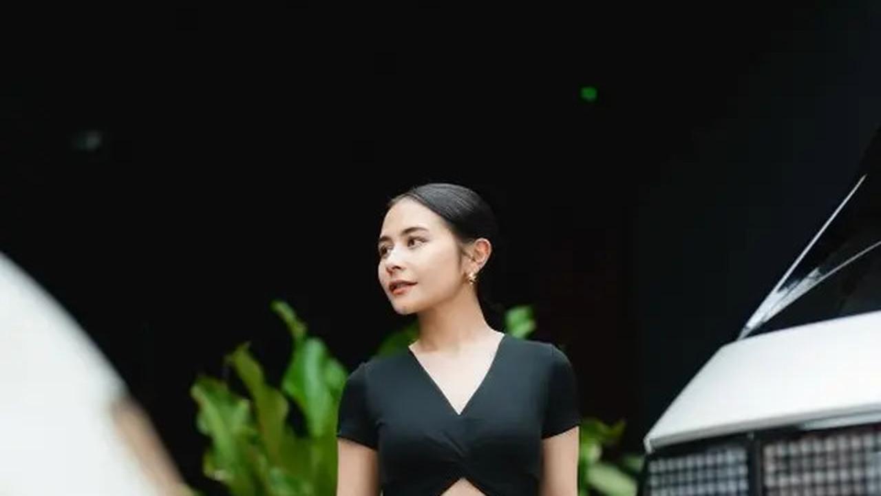 Potret Prilly Latuconsina dengan Busana Hitam, Inspirasi Tampil Jenjang untuk Wanita Tinggi 150 cm-an