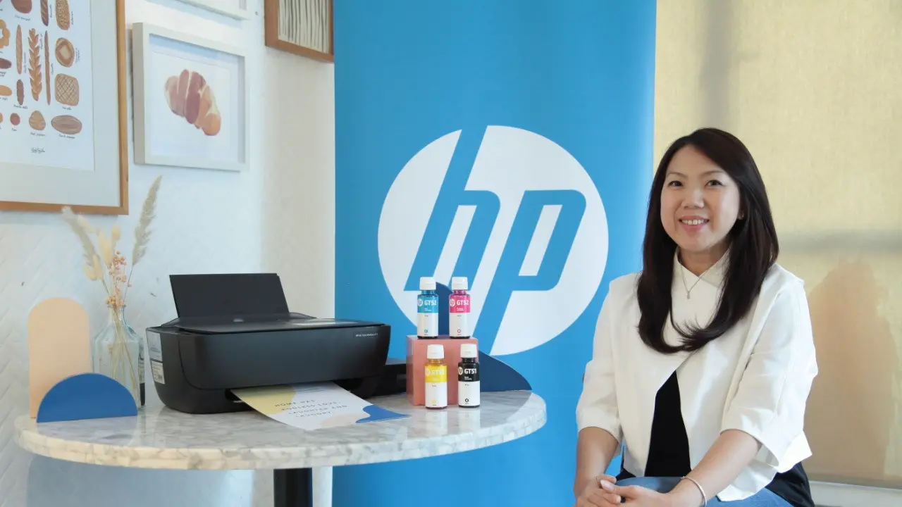 Ellya Cen, Indonesia Print Category Manager, HP Inc dengan HP Ink Tank 415 Wireless Printer pada acara HP Print Workshop untuk UKM dan bisnis rumahan.