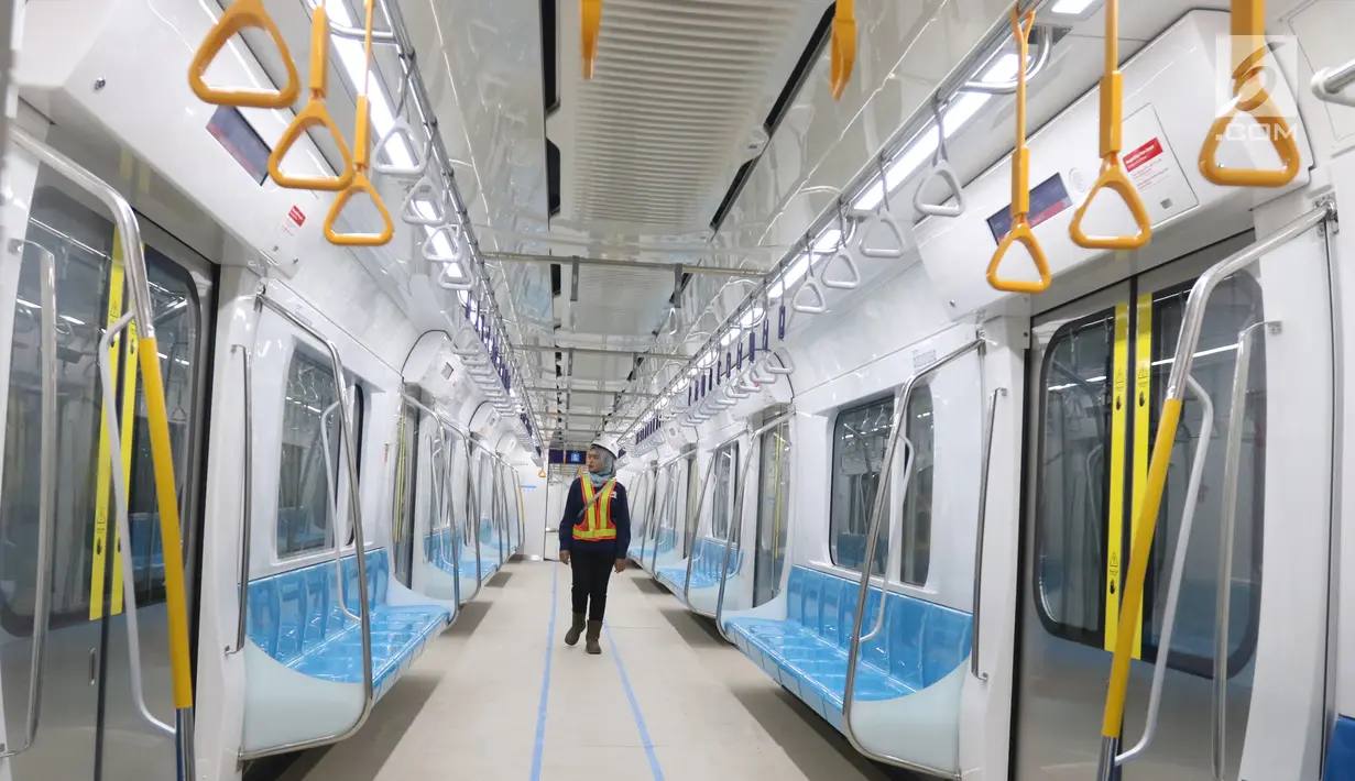 Petugas berjalan di dalam kereta MRT yang menuju stasiun Lebak bulus Jakarta, Senin (25/2). 5 Maret nanti pihak Kereta MRT akan membuka pendaftaran uji coba umum. Dengan begitu, masyarakat bisa mengikuti progres pembangunan. (Liputan6.com/Angga Yuniar)