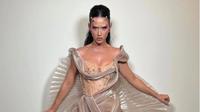 Tampil Bergaya Alien di Pesta Jeff Bezos, Katy Perry Pakai Gaun Desainer Indonesia Mety Choa. foto: Instagram @maisonmet