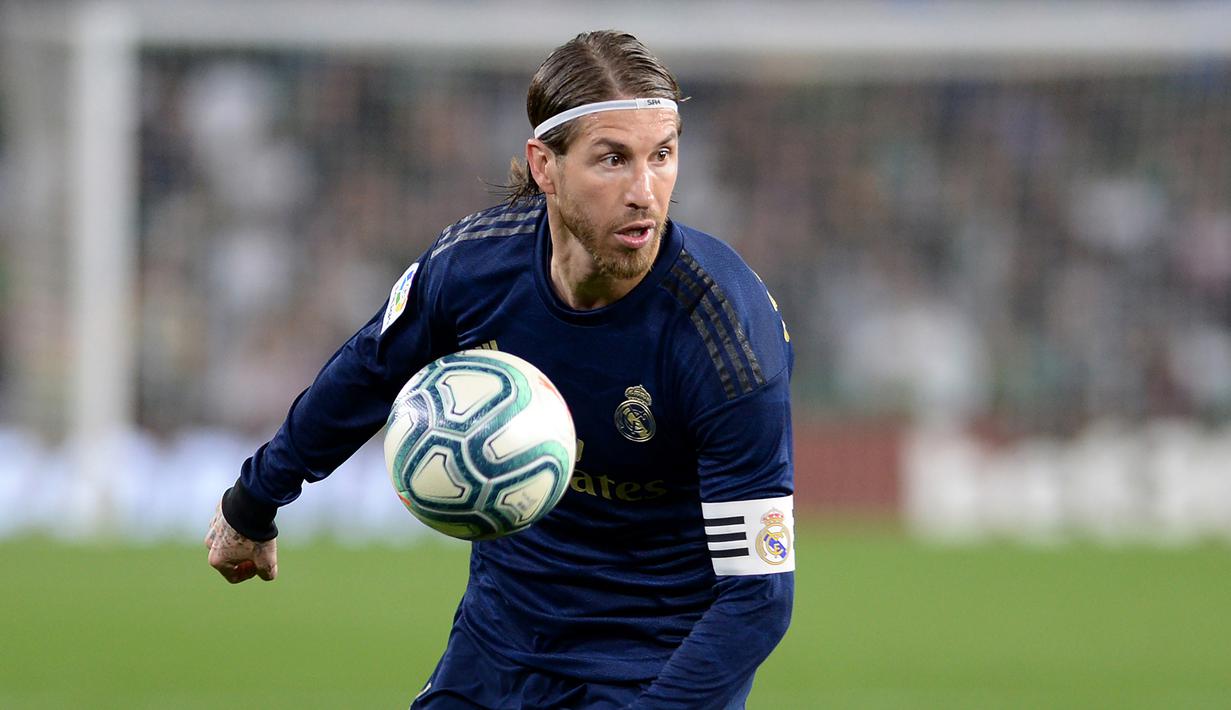 1. Sergio Ramos - Sergio Ramos dikenal sebagai bek dengan permainan paling keras di Liga Spanyol. Pemain berusia 34 tahun ini tampil apik dan turut menyumbangkan satu gol lewat titik penalti dalam laga El Calsico Real Madrid melawan Barcelona beberapa waktu lalu. (AFP/Cristina Quicler)