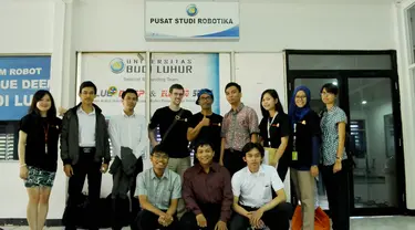 Tim Liputan6.com berpose bersama dengan panitia dari Campus Hiring Budi Luhur (Liputan6.com/Andrian M Tunay).