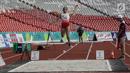 Atlet Indonesia Maria Natalia Londa melakukan lompatan dalam final lompat jauh putri atletik 18th Asian Games Invitation Tournament di SUGBK, Jakarta, Minggu (11/2). Maria menyabet medali emas dengan lompatan 6,43 meter. (Liputan6.com/Faizal Fanani)