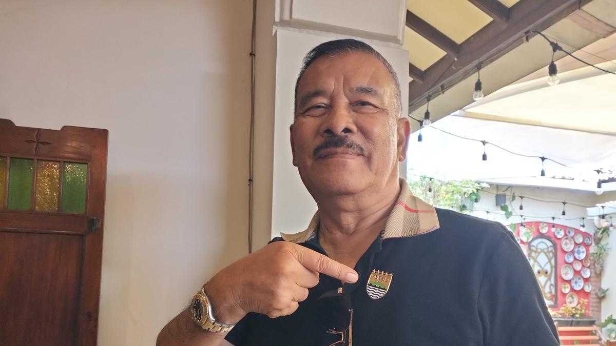 Apresiasi untuk Dedikasi Bersama Persib, Bobotoh Berikan Pin Emas Kepada Umuh Muchtar