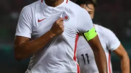Bek Hong Kong, Hok Ming berselebrasi usai mencetak gol ke gawang Indonesia pada pertandingan terakhir Grup A sepak bola Asian Games 2018 di Stadion Patriot Candrabhaga, Senin (20/8). Indonesia menang 3-1. (Kapanlagi.com/Agus Apriyanto)