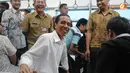 Sebelum mengumumkan rencana kelanjutan pembangunan Monorel ini, Jokowi sempat  merasakan sensasi naik maket monorel itu.(Liputan6.com/Herman Zakharia)