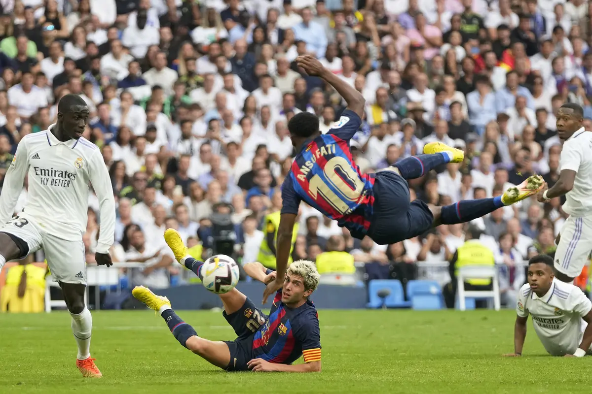 Foto: Barcelona Keok dari Real Madrid di Laga El Clasico Perdana Robert Lewandowski