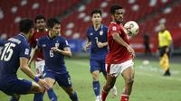 Ricky Kambuaya. Gelandang Timnas Indonesia milik Persebaya Surabaya berusia 25 tahun ini mampu tampil apik di lini tengah Timnas Indonesia dalam Piala AFF 2020 lalu. Satu gol dan satu assist dikoleksinya ditambah dengan dua penghargaan Man of The Match dalam dua laga. (AP/Suhaimi Abdullah)