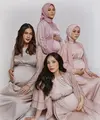 The Bumils baru saja menggelar foto maternity bersama, tampak cantik dan glowing, keempatnya bikin netizen terpana. 
(foto: Instagram/ Marlene Hariman).