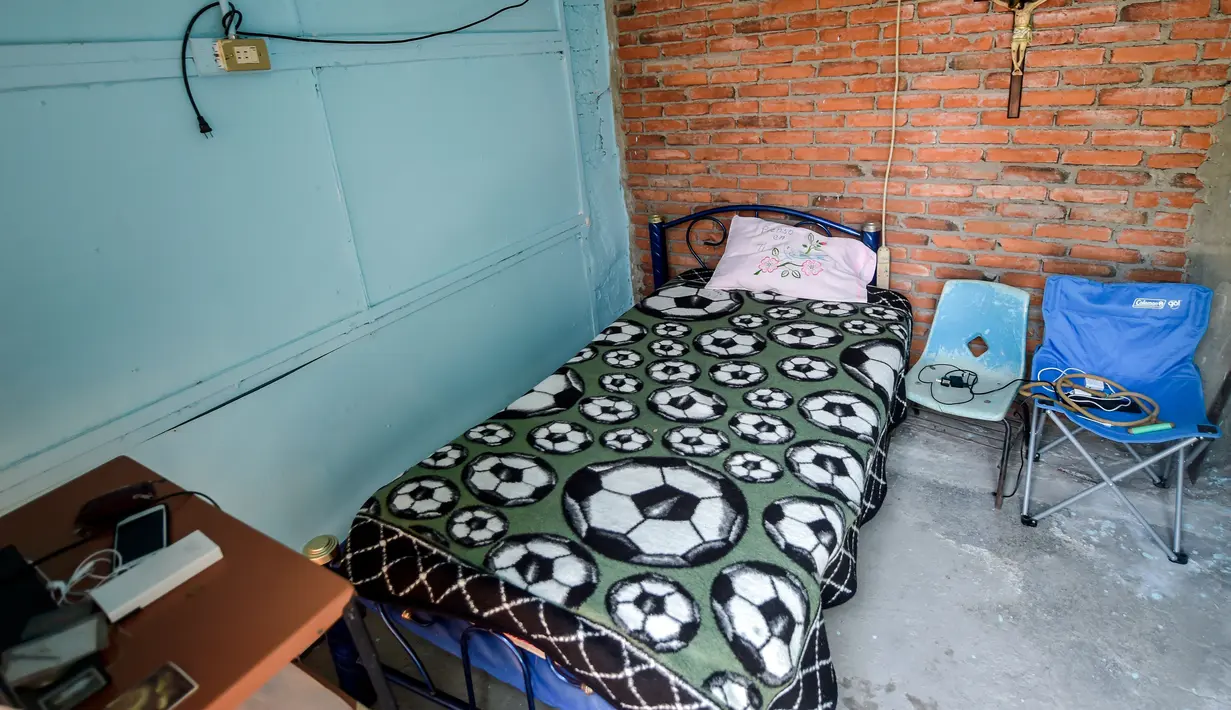 Kamar tidur pembawa tandu Meksiko Hugo Lopez Camacho, yang meninggal setelah terinfeksi COVID-19, di Mexico City, 24 Mei 2020. Hingga 25 September 2020, kematian global akibat COVID-19 hampir mencapai satu juta, sepertiganya di Amerika Latin. (PEDRO PARDO/AFP)