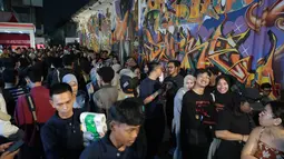 Antrian penonton pada pembukaan Soundrenaline 2026 bertajuk Soundrenaline Sana Sini di Blok M District, Jakarta Selatan, Sabtu (18/7/2026). Festival musik ini akan digelar di lima kota hingga November 2026 dengan menghadirkan musisi internasional dan musisi Indonesia lintas generasi. (KLY/Budy Santoso)