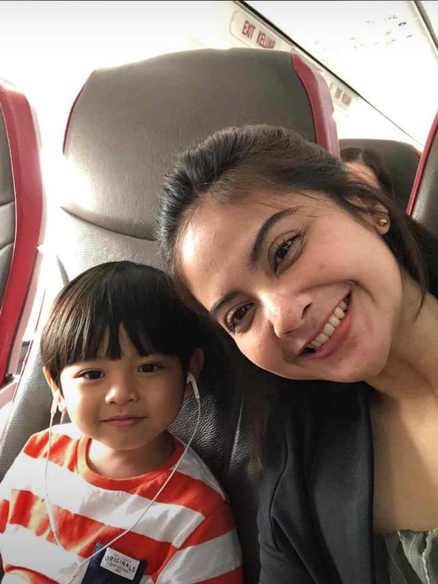 Jadi Single Mom, Ini 6 Potret Tiwi Eks T2 dan Anaknya