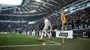 Striker Juventus, Cristiano Ronaldo, melakukan selebrasi usai membobol gawang Sampdoria pada laga Serie A di Stadion Allianz, Turin, Sabtu (29/12). (AFP/Marco Bertorello)