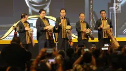 Presiden Joko Widodo (tengah) bersama Ketum Himpunan Pengusaha Muda Indonesia (HIPMI), Bahlil Lahadalia (kedua kanan) memainkan alat musik khas Papua selama Musyawarah Nasional XVI HIPMI di Hotel Sultan, Jakarta, Senin (16/9/2019). (Liputan6.com/Angga Yuniar)