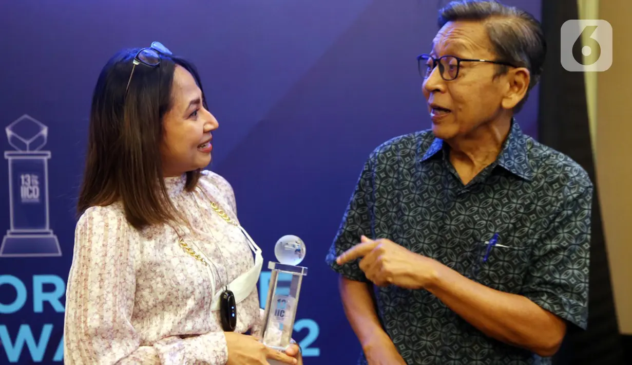 Executive VP Secretariat & Corporate Communication BCA Hera F. Haryn (kiri) berbincang dengan Wakil Presiden RI periode 2009-2014 Boediono (kana) usai menerima penghargaan Top 50 Emiten Kapitalisasi Pasar Terbesar (Big Cap PLCs) dengan Praktek Tata Kelola Perusahaan Terbaik pada acara The 13th IICD Corporate Governance Award 2022 di Jakarta (27/05/2022). (Liputan6.com/HO/BCA)