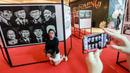 Pengunjung berfoto saat Pameran Foto Potret 7 Presiden RI dengan tema "7 Citizen No.1" di Mall Neo Soho, Jakarta, Selasa (22/11/2022). Foto-foto yang dipamerkan merupakan foto bersejarah bagi bangsa Indonesia. (Liputan6.com/Johan Tallo)