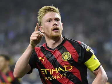 Gelandang Manchester City, Kevin De Bruyne berselebrasi usai mencetak gol ke gawang Club America pada pertandingan persahabatan Pra-Musim di NRG Stadium di Houston, Texas (20/7/2022). Kevin De Bruyne mencetak dua gol dan mengantar City menang tipis atas America 2-1. (AFP/Logan Riely)