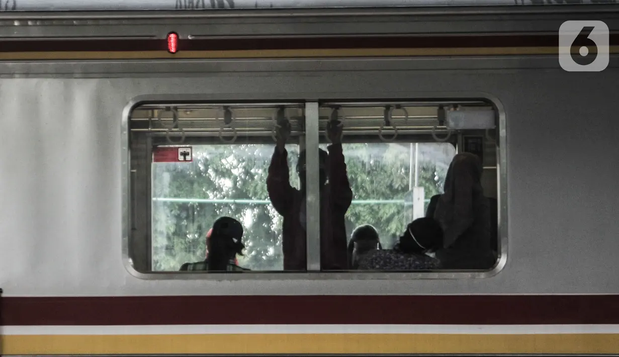 Aktivitas warga menggunakan jasa kereta Commuter Line di Stasiun Jatinegara, Jakarta, Senin (19/10/2020). Mulai hari ini PT KCI memberlakukan jam operasional KRL kembali normal seperti sebelum pandemi Covid-19, yakni mulai pukul 04.00-24.00 WIB. (merdeka.com/Iqbal S. Nugroho)