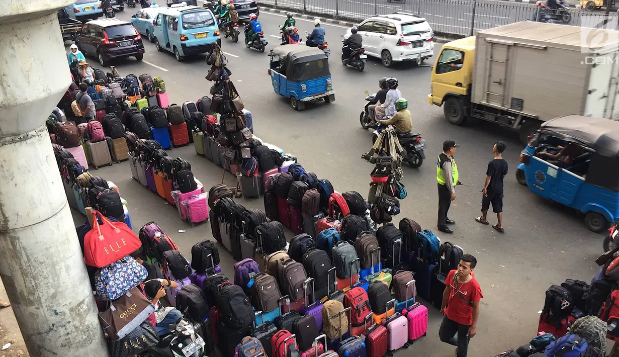 PKL memadati trotoar serta bahu jalan di kawasan Pasar Senen, Jakarta, Kamis (7/2). Selain mengganggu pejalan kaki, kondisi tersebut juga menghambat arus lalu lintas. (Liputan6.com/Immanuel Antonius)