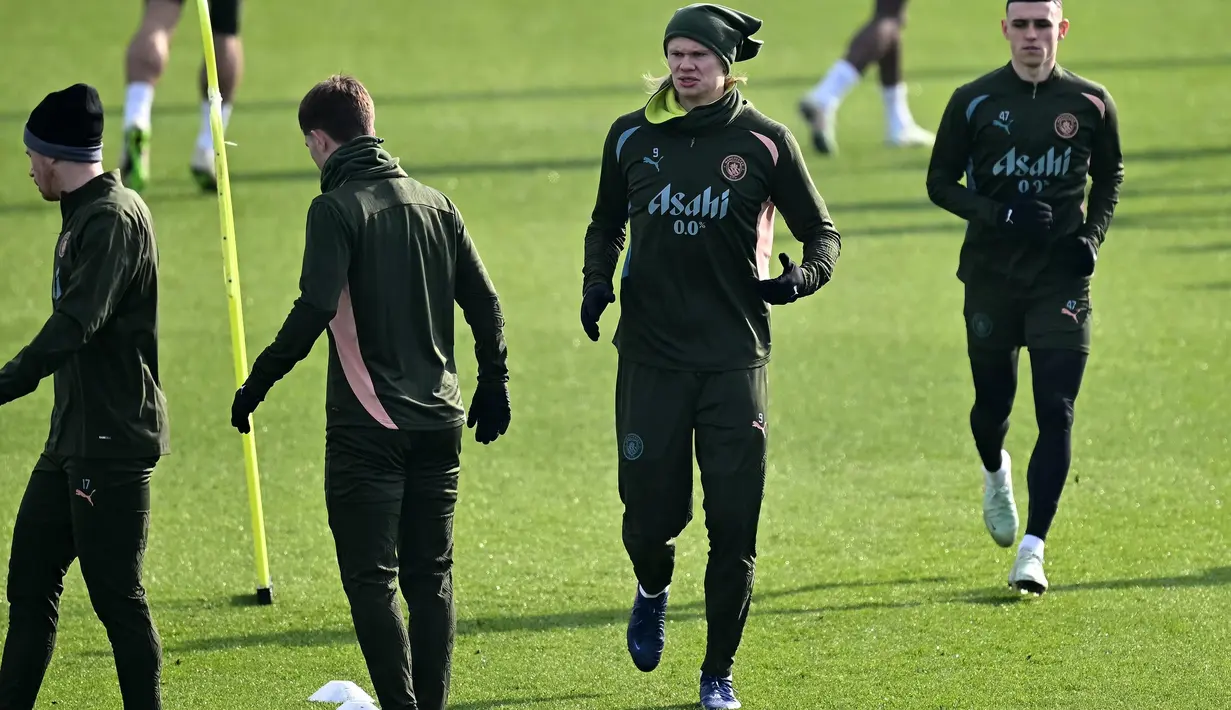 Pemain depan Manchester City, Erling Haaland (ketiga kiri) bersama Phil Foden (kanan) saat sesi latihan di tempat latihan Manchester City, barat laut Inggris, Selasa 18 Februari 2025. (Paul ELLIS/AFP)