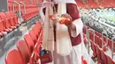 Usai pertandingan perdana Qatar vs Ekuador itu membuat suporter Jepang tergerak. Mereka menyebut Jepang tak pernah meninggalkan sampah.  (Liputan6.com/IG/@omr94).