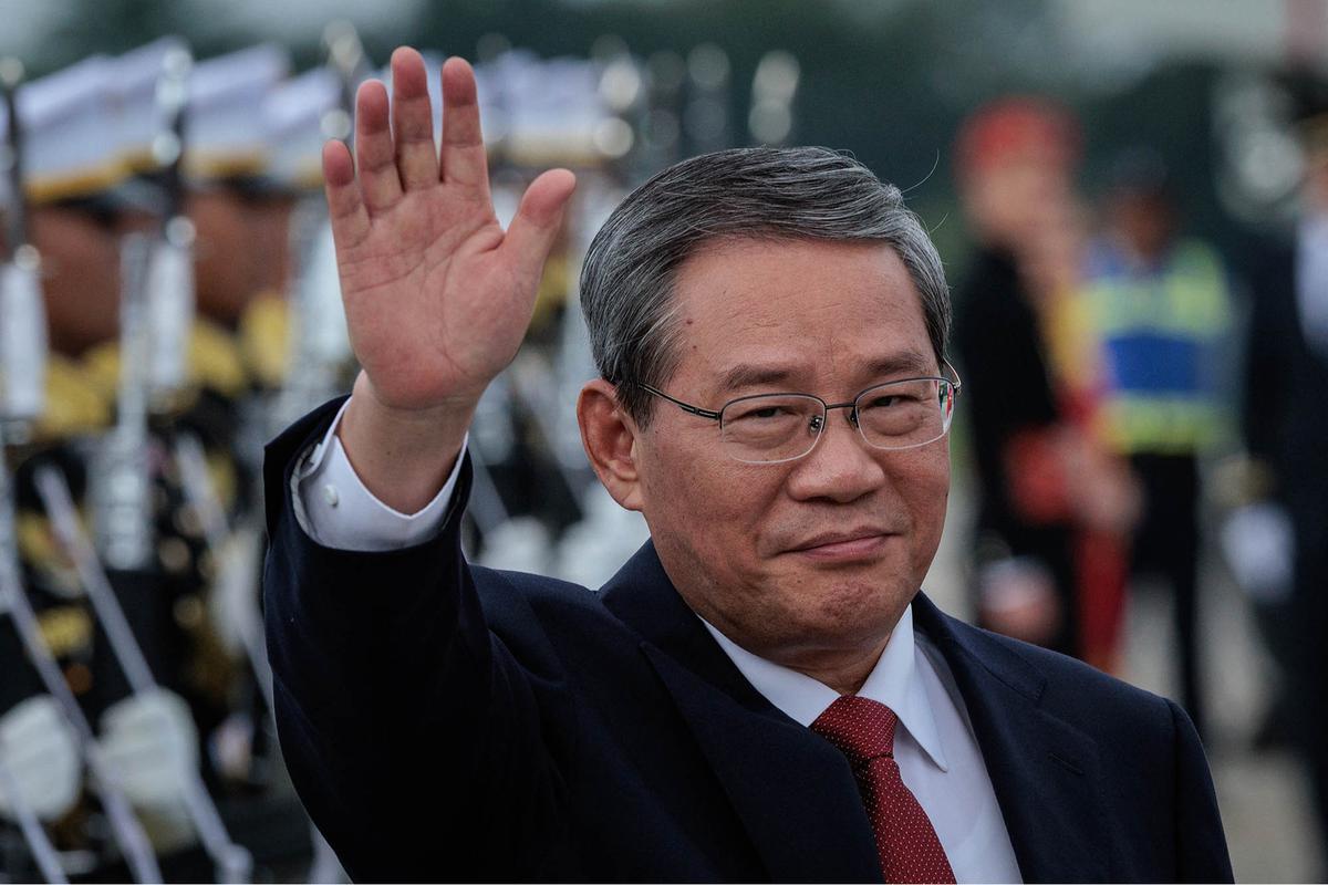FOTO: Menteri Investasi Rosan Menyambut Kedatangan PM China Li Qiang