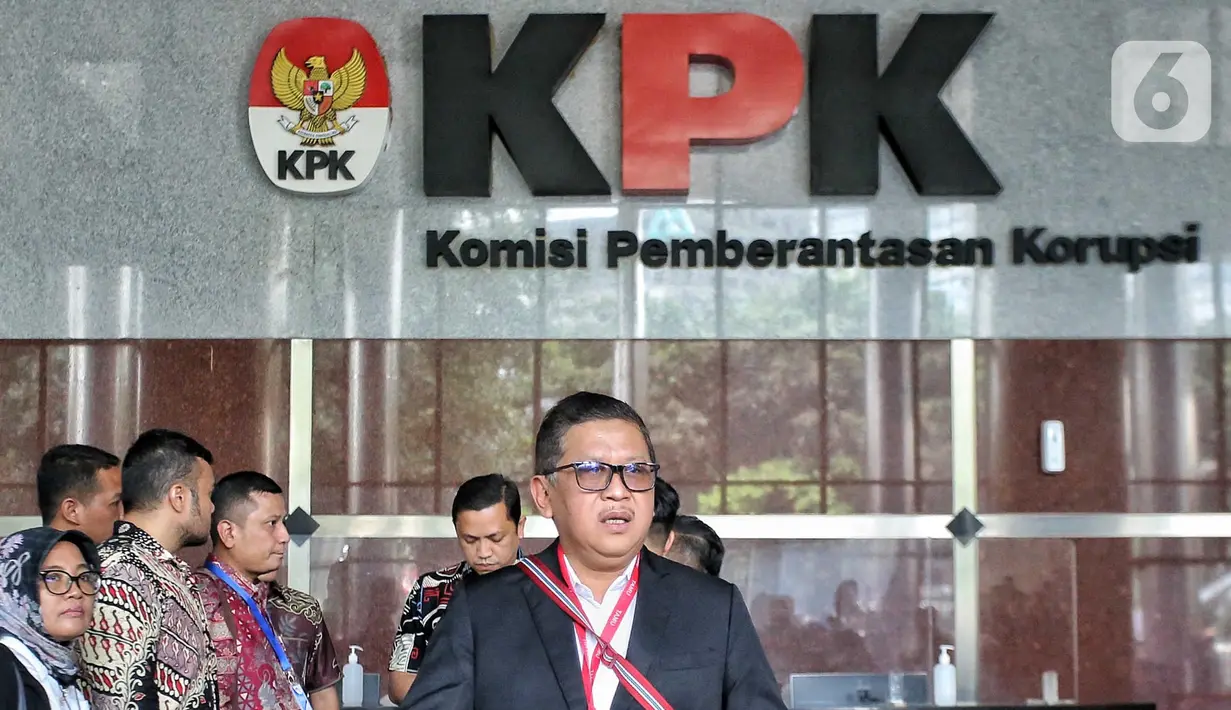 Sekretaris Jenderal PDI Perjuangan Hasto Kristiyanto ditetapkan sebagai tersangka oleh KPK pada Selasa 24 Desember 2024 dalam rangkaian kasus dugaan suap kepada komisioner Komisi Pemilihan Umum (KPU) terkait penggantian antar waktu (PAW) anggota DPR yang melibatkan Harun Masiku. (Liputan6.com/Angga Yuniar)