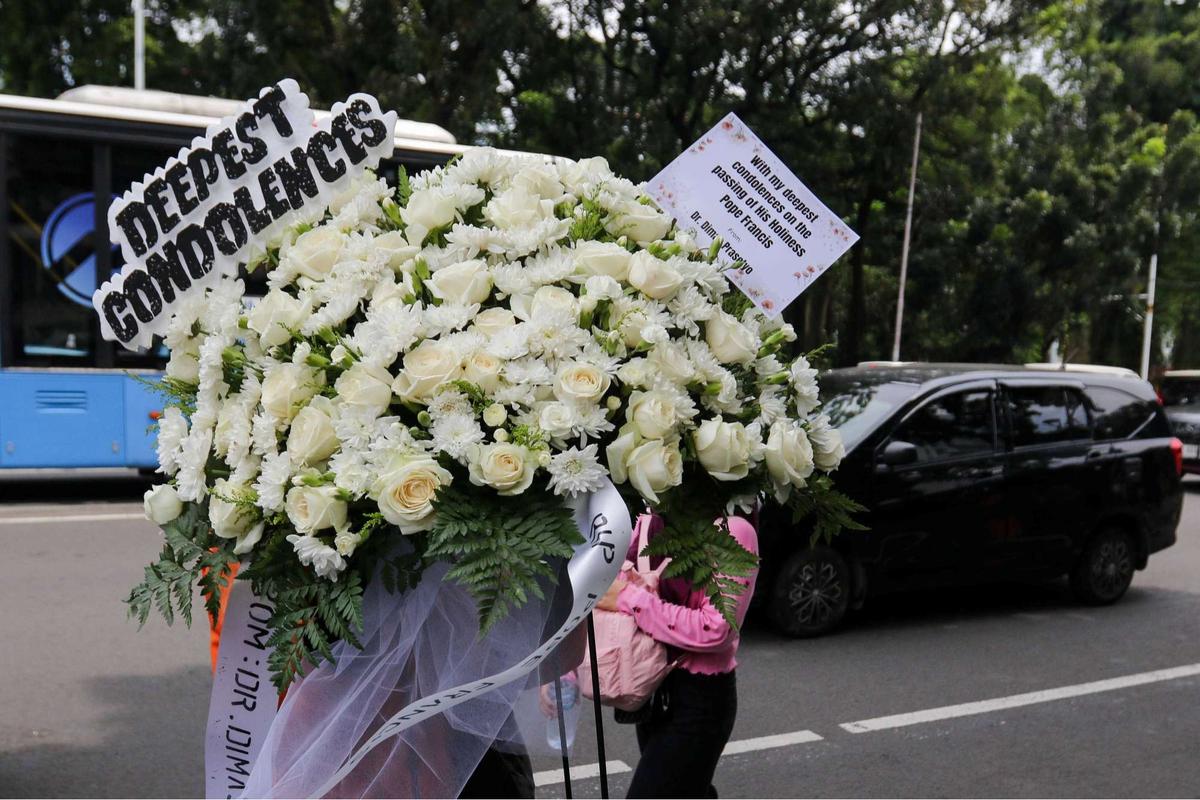 Umat Katolik berdoa untuk Paus Fransiskus di Kedubes Vatikan