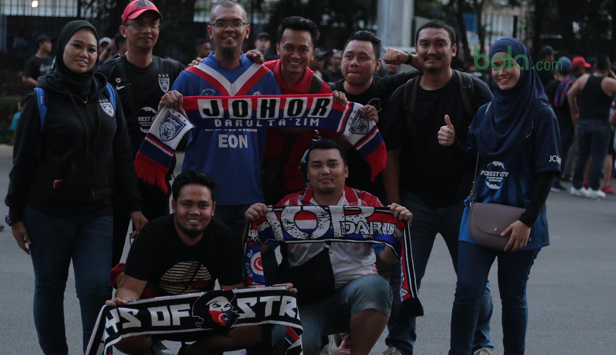 Sekitar 300 sampai 400 orang Boys of Straits hadir di Jakarta untuk mendukung Johor Darul Ta’zim pada laga Piala AFC 2018 di Stadion Utama Gelora Bung Karno, Jakarta, Selasa (10/4/2018). Persija Jakarta menang 4-0 atas JDT. (Bola.com/Nick Hanoatubun)